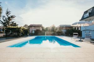 Swimmingpoolen hos eller tæt på Bella Vista Apartments con piscina - Lakeside Leisure & Business