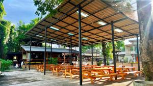 Ein Restaurant oder anderes Speiselokal in der Unterkunft Revolution Hostel Pai 