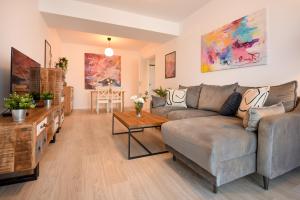 un soggiorno con divano e tavolo di Urban Bliss - Contemporary Elegance in Modern Living Spaces a Voluntari