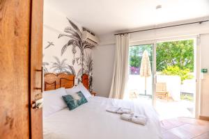 una camera da letto con un letto e due asciugamani di Villa Paradis a Les Issambres