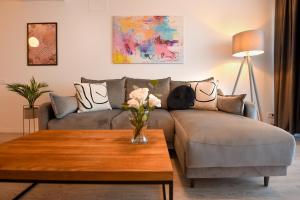 un soggiorno con divano e tavolo di Urban Bliss - Contemporary Elegance in Modern Living Spaces a Voluntari