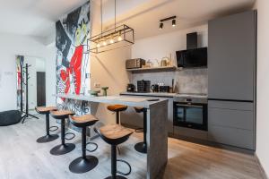 Open Space with Free parking - Leopoldstadt في فيينا: مطبخ مع كونتر وكراسي في غرفة