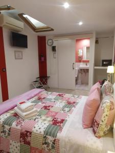 sypialnia z łóżkiem z kołdrą w obiekcie Hostal Inn Madrid w Madrycie