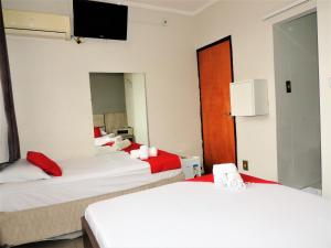 ein Hotelzimmer mit 2 Betten und einem TV in der Unterkunft Hotel Vila Prudente São Paulo - By Up Hotel - fácil acesso Expo São Paulo e Museu Ipiranga in São Paulo