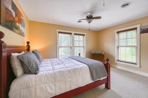 Ένα ή περισσότερα κρεβάτια σε δωμάτιο στο Better at the Lake