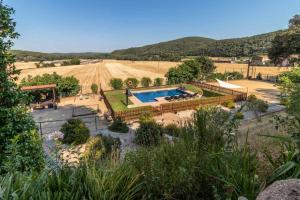 una vista aérea de un jardín con piscina en Mas Roca Casa rural en entorno único en Girona