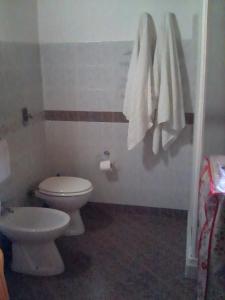 bagno con servizi igienici e asciugamano. di Il Gelsomino a Custonaci