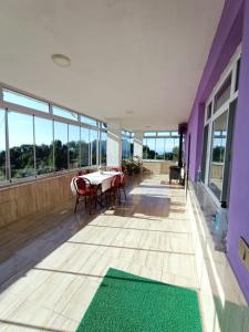 Pazar的住宿－KUZEY APART OTEL，紫色房子内带桌椅的阳台
