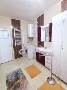 ein Badezimmer mit einem Waschbecken und einer Waschmaschine in der Unterkunft KUZEY APART OTEL in Pazar