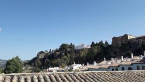 uma vista para uma cidade com uma montanha ao fundo em Piso Blanco em Ronda