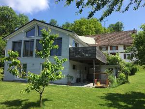 eine Außenansicht eines Hauses in der Unterkunft Hoeri Ferienhaus -Lake Constance in Öhningen