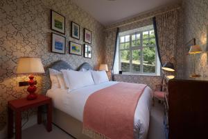 מיטה או מיטות בחדר ב-Devonshire Arms Holiday Cottages at Bolton Abbey