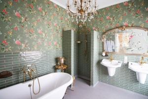 a bathroom with a tub and two sinks and a bath tub at Hotellerie Het Wapen Van Athlone in De Steeg +47 photos