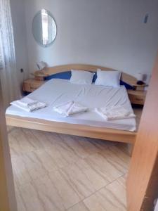 Postel nebo postele na pokoji v ubytování Farlalievi Guest House