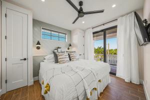 Un dormitorio con una cama y una ventana grande. en Crescent Beach House, en Sarasota 43 fotos más