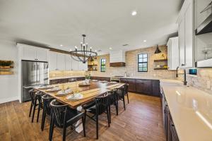 cocina grande con mesa de madera grande y sillas en Crescent Beach House, en Sarasota