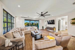 Una sala de estar con sofás y un ventilador de techo. en Crescent Beach House, en Sarasota