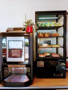 einen Kühlschrank mit offener Tür und Essen im Innenbereich in der Unterkunft Kyriad Direct Bordeaux Est Lormont in Lormont