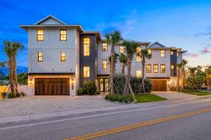 una casa grande en una calle con palmeras en Crescent Beach House, en Sarasota
