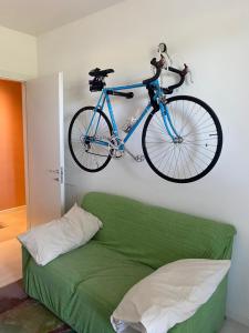 een fiets hangend aan een muur boven een bank bij Dream House in Limena