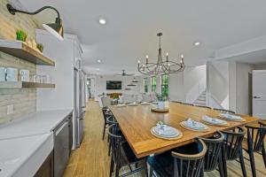 Una cocina y un comedor con mesa y sillas de madera. en Point of Rocks, en Sarasota