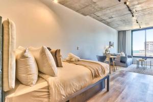 1 dormitorio con 1 cama grande y sala de estar en Cosy Oasis in the heart of Sea Point! en Ciudad del Cabo
