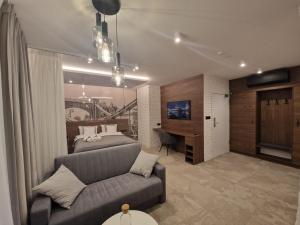 una camera con letto, divano e scrivania di Brossa Apartments, 24h self check in, Klima, AirCond a Breslavia
