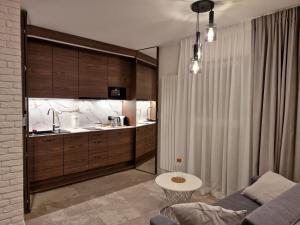 un soggiorno con divano e tavolo di Brossa Apartments, 24h self check in, Klima, AirCond a Breslavia