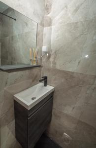 een badkamer met een wastafel en een spiegel bij Brioni in Virpazar