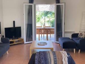 sala de estar con sofá, mesa y TV en Beautiful holiday villa in Provence France en Aups