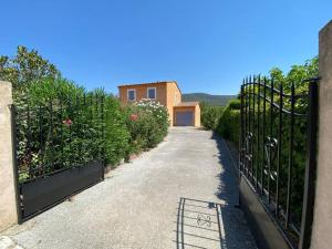una entrada que conduce a una casa con una puerta en Beautiful holiday villa in Provence France en Aups