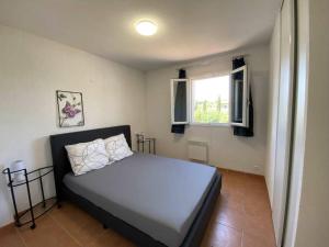 1 dormitorio con 1 cama en una habitación con ventana en Beautiful holiday villa in Provence France en Aups