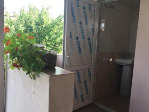 Koupelna v ubytování Guesthouse LALI GULEDANI