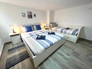 A bed or beds in a room at Seaside home Torrevieja - LaMata