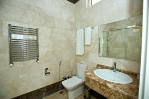 Koupelna v ubytování Miraj hotel + 37 fotografií