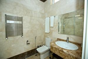 uma casa de banho com um lavatório e um WC em Miraj hotel em Baku