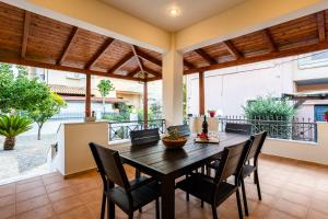A balcony or terrace at Filiatra Downtown Cozy Retreat - Homely Vibes