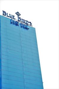 un edificio blu con l'insegna dell'hotel bluebird di Blue Birds International Hotel ad Addis Abeba