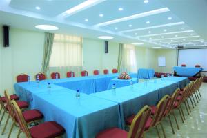 una sala de reuniones con mesas y sillas azules en Blue Birds International Hotel, en Addis Ababa