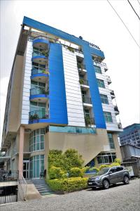 un edificio con un'auto parcheggiata di fronte di Blue Birds International Hotel ad Addis Abeba