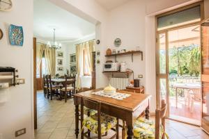 a kitchen and dining room with a table and chairs at Villa in Pineta in Sinalunga