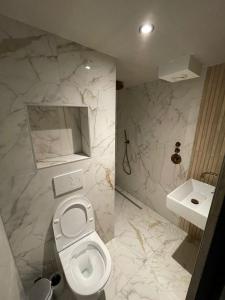 uma casa de banho com um WC branco e um lavatório. em Amigo Hotel em Amsterdã