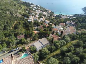 uma vista aérea de uma cidade com casas e o oceano em Villa familiale piscine privée et magnifique vue mer em Roses