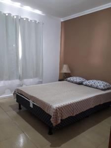 a bedroom with a bed in a room at Casa Super CONFORTÁVEL a 8min da praia do Forte in Cabo Frio
