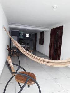 - un hamac au milieu d'une pièce dans l'établissement Casa Super CONFORTÁVEL a 8min da praia do Forte, à Cabo Frio