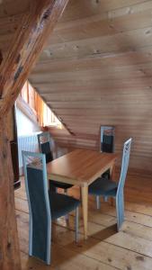 una mesa de madera y sillas en una cabaña en Maurushaus, en Füssen