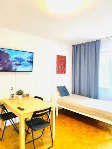 a bedroom with a bed and a desk and a table at HannoverMesseApartment 2 bedroom in Hannover