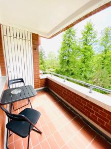 a balcony with a table and chairs and a window at HannoverMesseApartment 2 bedroom in Hannover