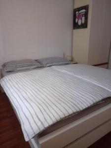 1 cama en un dormitorio con colchón blanco en V klancu, en Dekani
