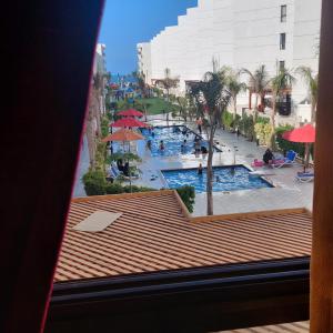 een raam met uitzicht op een zwembad bij Porto Said Star شاليةمتكامل ثلاث ججرات ماستر ومطبخ ورسبشن دور أول على بحر وبسين in `Ezbet Shalabi el-Rûdi
